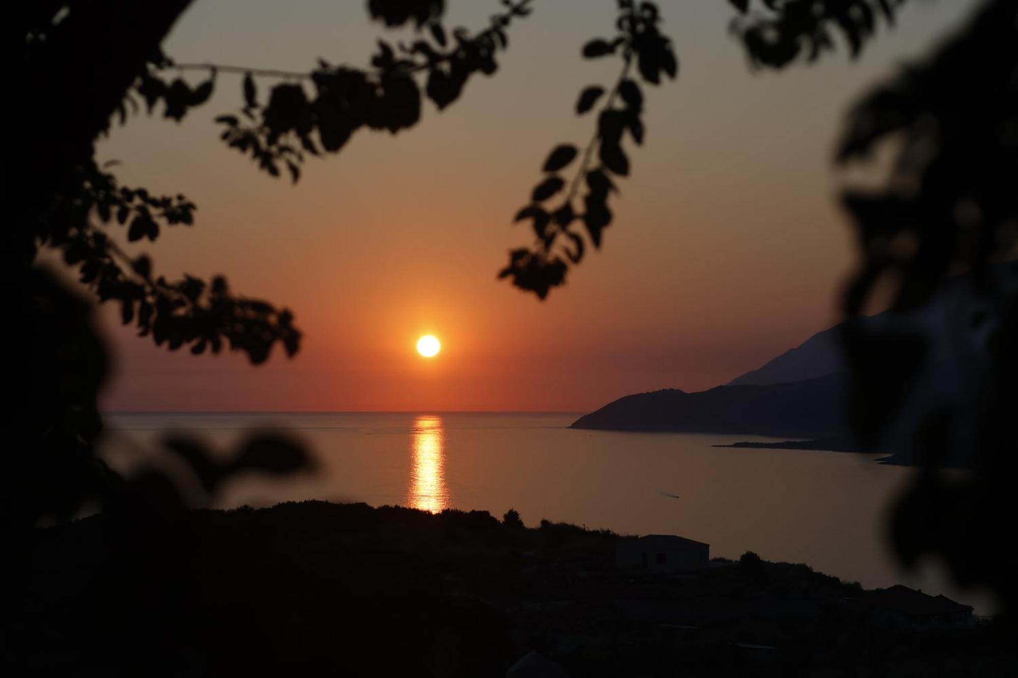 Sunset Serenity Himare Bagian luar foto