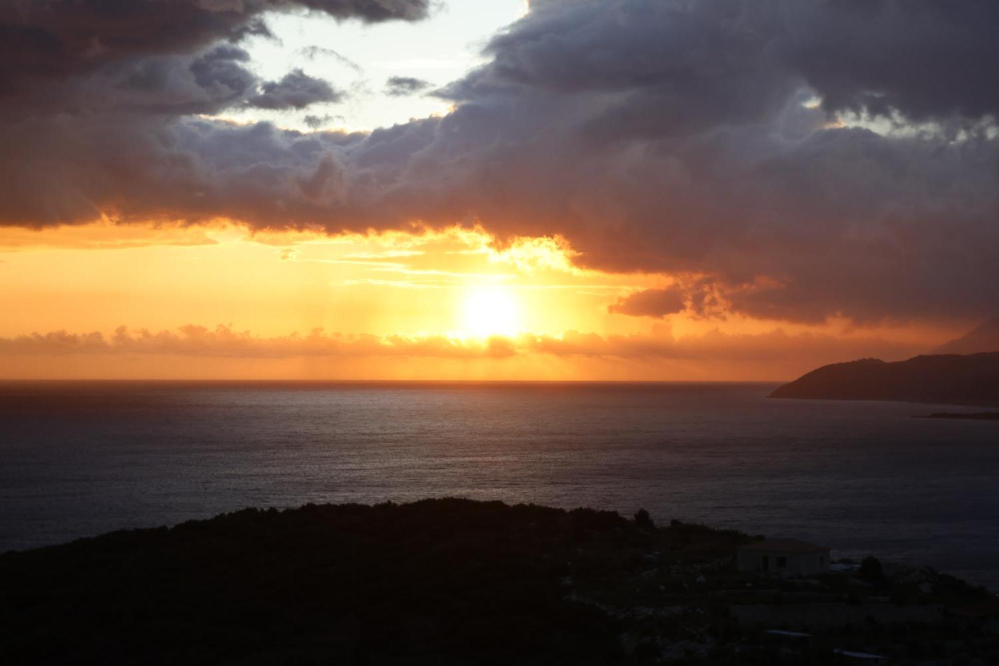 Sunset Serenity Himare Bagian luar foto