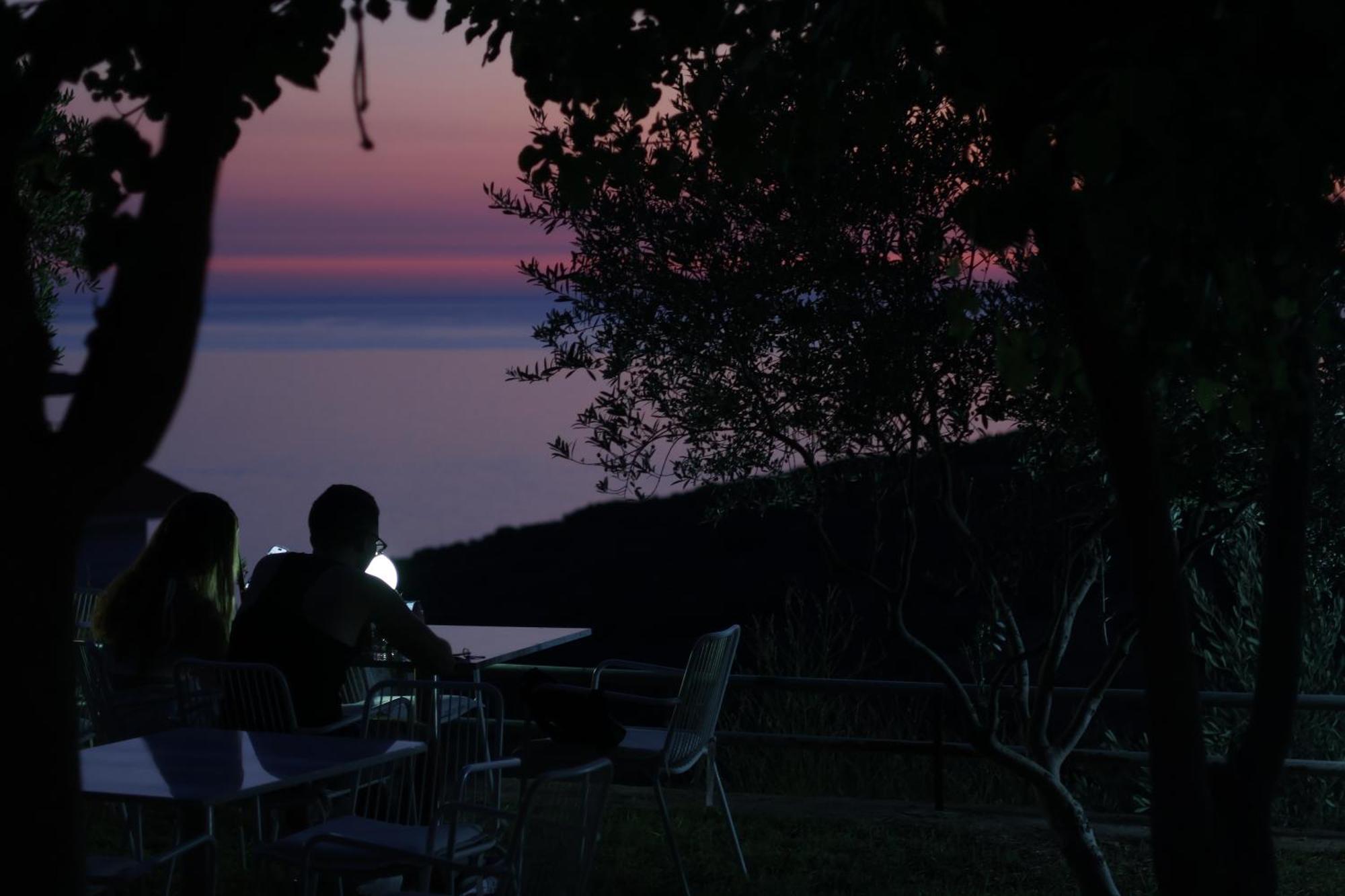 Sunset Serenity Himare Bagian luar foto