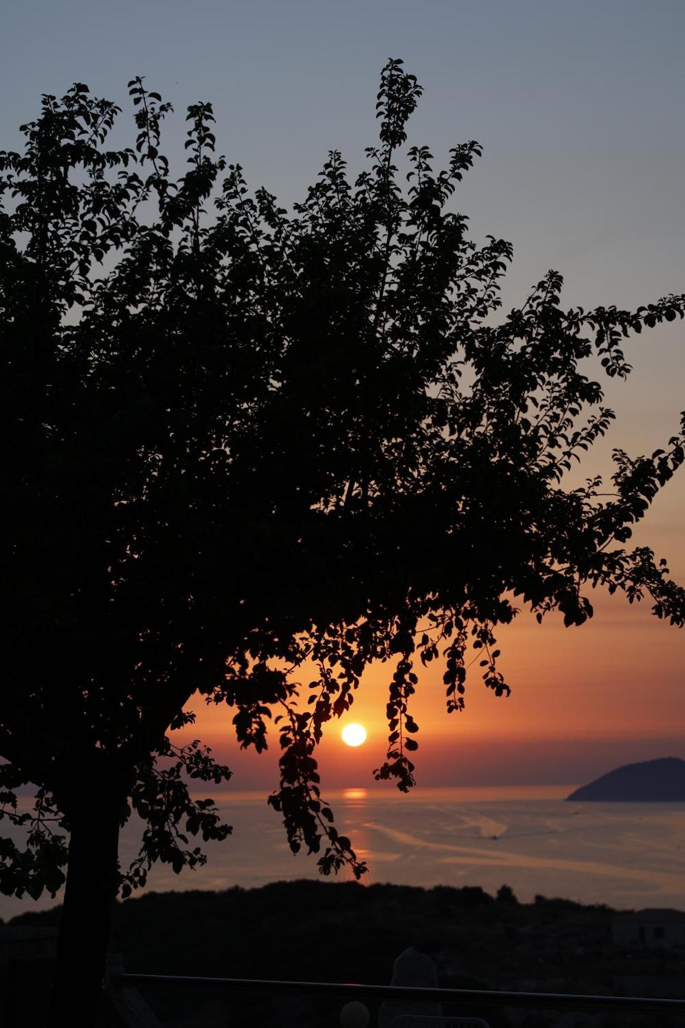 Sunset Serenity Himare Bagian luar foto